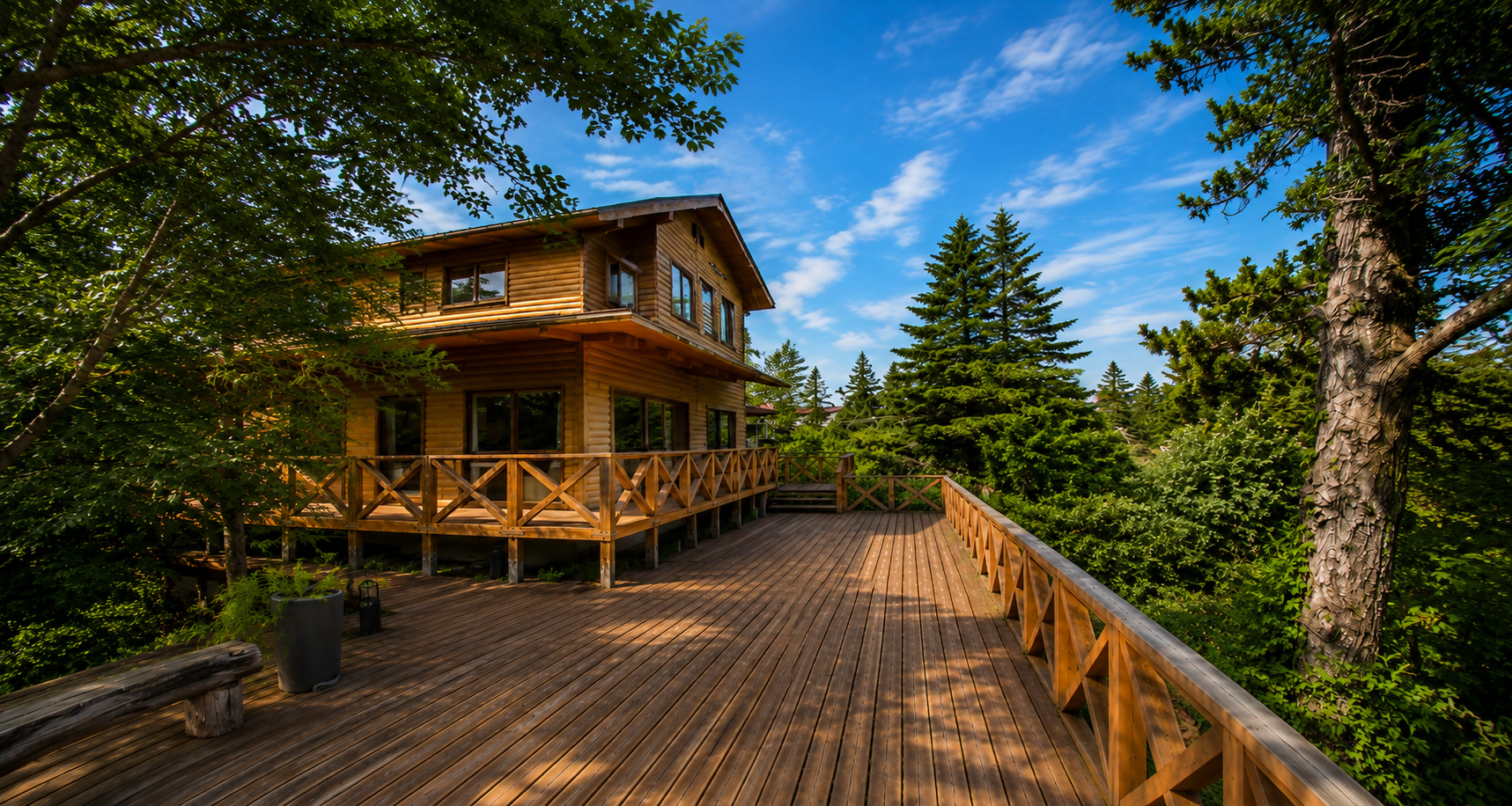 伊豆高原のヴィラとウッドデッキ